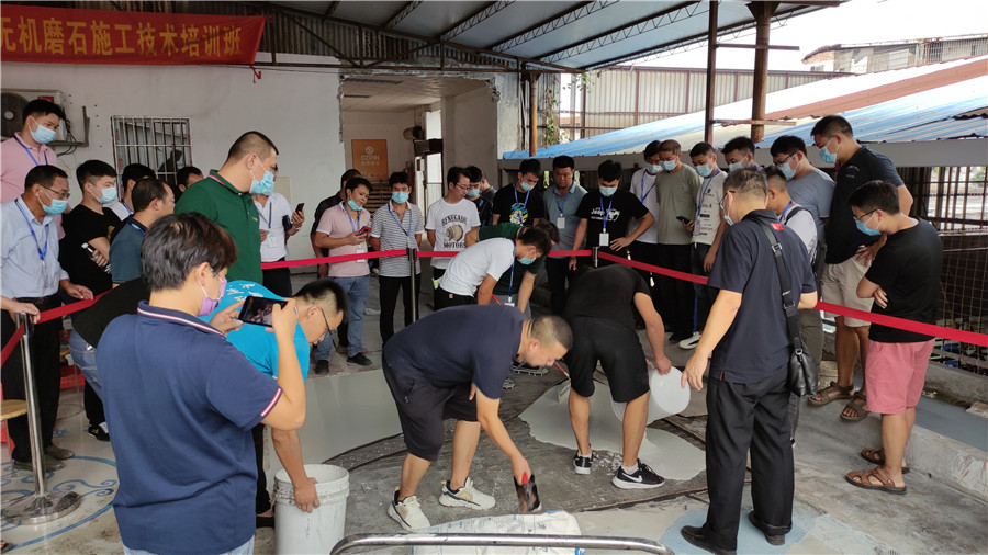 無機(jī)磨石攤鋪實(shí)操現(xiàn)場