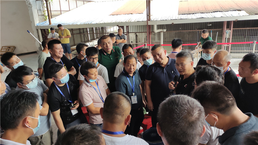 學(xué)員認(rèn)真學(xué)習(xí)、聽老師講解