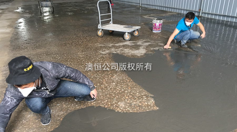 無明水后，批刮910快速修補(bǔ)自流平水泥