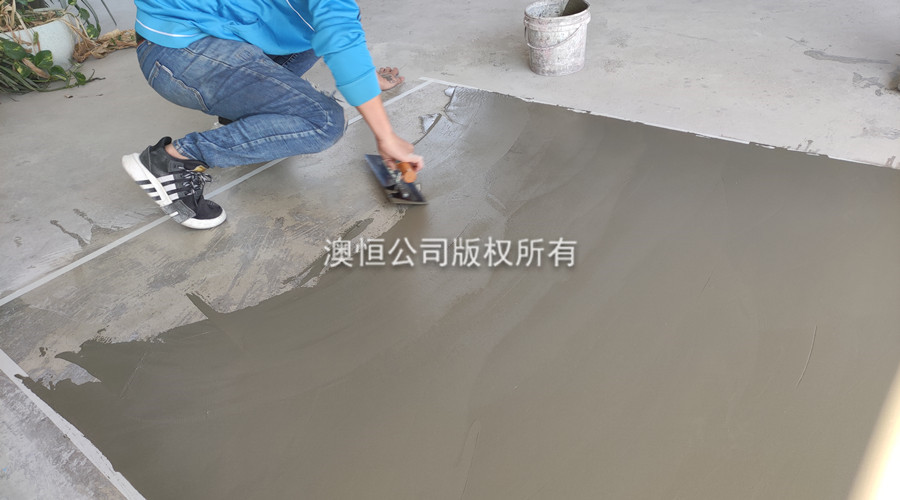 在麻面地面上批刮390薄層韌性自流平水泥，修補細小孔洞