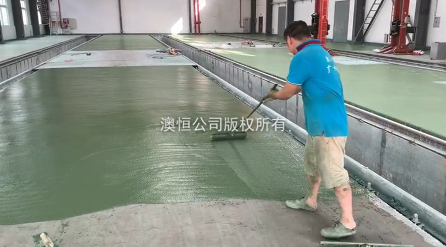 在處理好的基礎(chǔ)地面上直接澆筑工業(yè)無機磨石材料