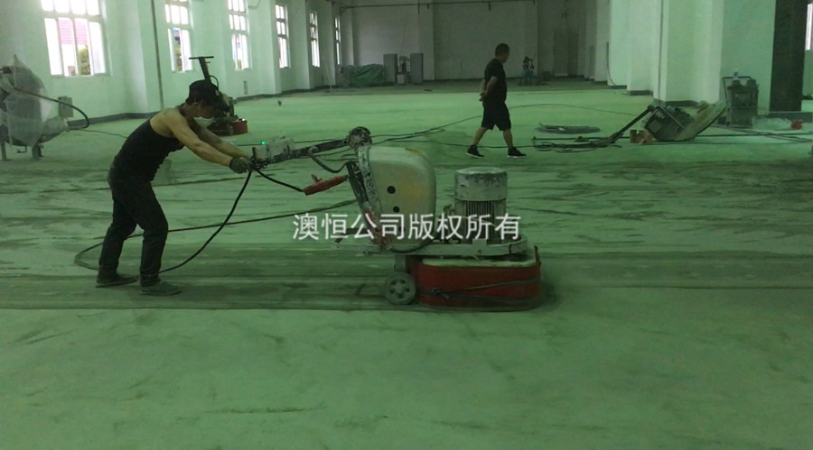 用研磨機對地面進(jìn)行整體研磨